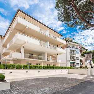 & Exclusive Marina Di Carrara
